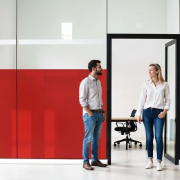 Film occultant rouge foncé brillant pour fenêtre