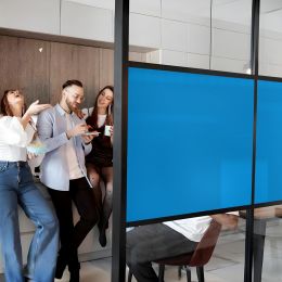 Film occultant bleu ciel brillant pour fenêtre