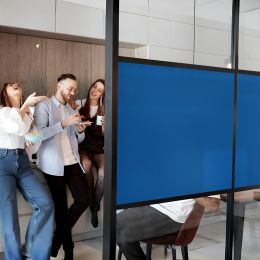 Film occultant bleu saphir brillant pour fenêtre