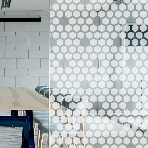 Film décoratif pour vitre motif hexagones dépolis