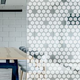 Film décoratif pour vitre motif hexagones dépolis