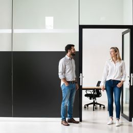 Film opacifiant repositionnable noir mat pour fenêtre