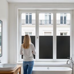 Film opacifiant repositionnable noir mat pour fenêtre
